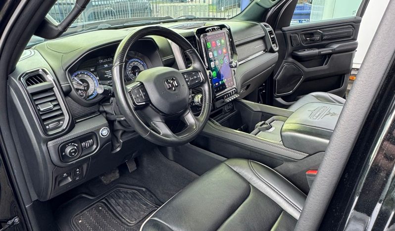 DODGE RAM 1500 5.7L HEMI 4X4 401PK * LIMITED EDITION * UNIEK * BOM VOL* WIDE BODY * RAMBOXEN * DIAMONDBACK-COVER * 22 INCH BREEDSET LICHTMETALEN SPORTVELGEN * GLASCOATING * OPEN UITLAATSYSTEEM * CUSTOM STRIPING * BLACK-OPPS UITVOERING * PPF SMOKE VERLICHTING * AFSTAND START * LUCHTVERING * vol