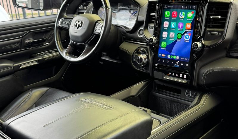 DODGE RAM 1500 5.7L HEMI 4X4 401PK * LIMITED EDITION * UNIEK * BOM VOL* WIDE BODY * RAMBOXEN * DIAMONDBACK-COVER * 22 INCH BREEDSET LICHTMETALEN SPORTVELGEN * GLASCOATING * OPEN UITLAATSYSTEEM * CUSTOM STRIPING * BLACK-OPPS UITVOERING * PPF SMOKE VERLICHTING * AFSTAND START * LUCHTVERING * vol