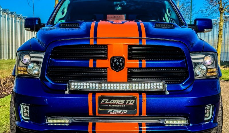 DODGE RAM 1500 5.7L HEMI V8 4X4 SPORT * 425 PK * WIDE BODY * 20 INCH 4 – PLAY BREEDSET * CUSTOM STRIPING * LEDBAR * TOPLIGHTS * AFSTAND START * LUCHTVERING * LPG PRINS ONDERBOUW * BOM VOL * UNIEKE KLEUR * CUSTOM KOPLAMPEN & ACHTERLICHTEN * EXTREEM LAGE BIJTELLING * vol