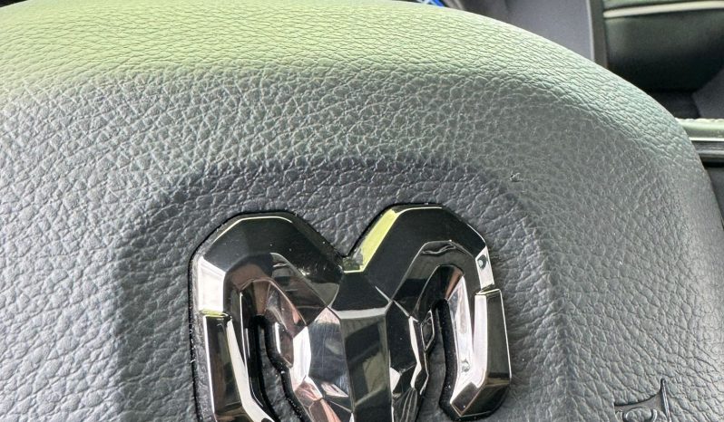 DODGE RAM 1500 5.7L HEMI 4X4 401PK * LIMITED EDITION * UNIEK * BOM VOL* WIDE BODY * RAMBOXEN * DIAMONDBACK-COVER * 22 INCH BREEDSET LICHTMETALEN SPORTVELGEN * GLASCOATING * OPEN UITLAATSYSTEEM * CUSTOM STRIPING * BLACK-OPPS UITVOERING * PPF SMOKE VERLICHTING * AFSTAND START * LUCHTVERING * vol