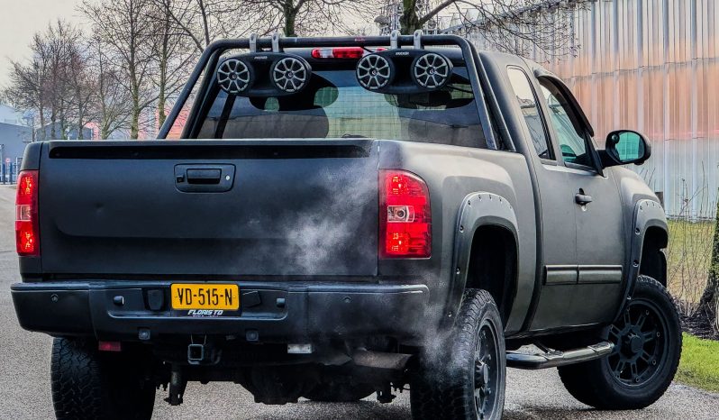 CHEVROLET SILVERADO 5.3L V8 4X4 320PK*DUBBEL CABINE*VERHOOGD*BULL-BAR*1E EIGENAAR*MATT ZWART GEWRAPT*ROLBEUGEL*ACHTERUIT RIJ CAMERA*LICHTMETALEN SPORTVELGEN* vol
