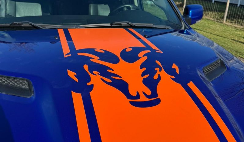 DODGE RAM 1500 5.7L HEMI V8 4X4 SPORT * 425 PK * WIDE BODY * 20 INCH 4 – PLAY BREEDSET * CUSTOM STRIPING * LEDBAR * TOPLIGHTS * AFSTAND START * LUCHTVERING * LPG PRINS ONDERBOUW * BOM VOL * UNIEKE KLEUR * CUSTOM KOPLAMPEN & ACHTERLICHTEN * EXTREEM LAGE BIJTELLING * vol