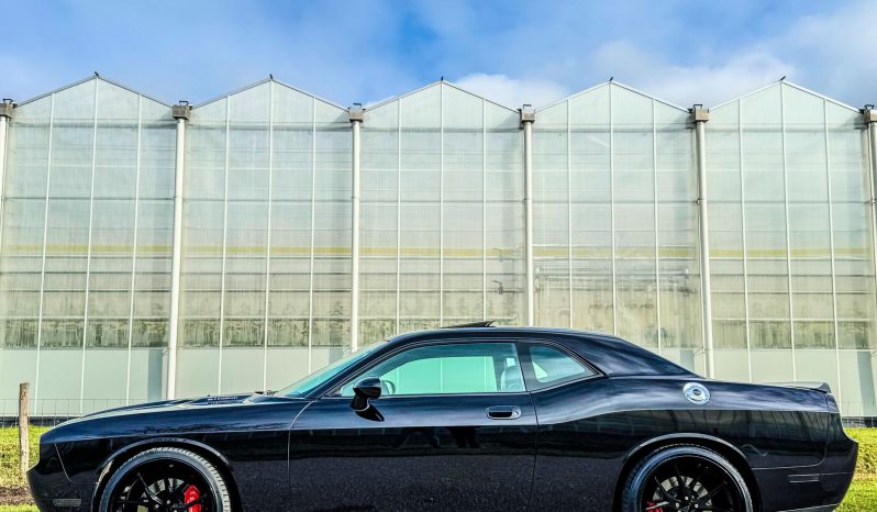 DODGE CHALLENGER 6.1L V8 SRT-8 450PK * COUPE * COLLECTORS ITEM * LIEFHEBBER * SLECHTS 56.000 KM N.A.P * NIEUWSTAAT * RVS UITLAATSYSTEEM * 22 INCH BREEDSET * BREMBO KLAUWEN * GEVENTILEERDE REMSCHIJVEN * CARBON STRIPING * SCHUIFKANTELDAK * AFSTAND START * FULL OPTION * JONGENSDROOM * vol