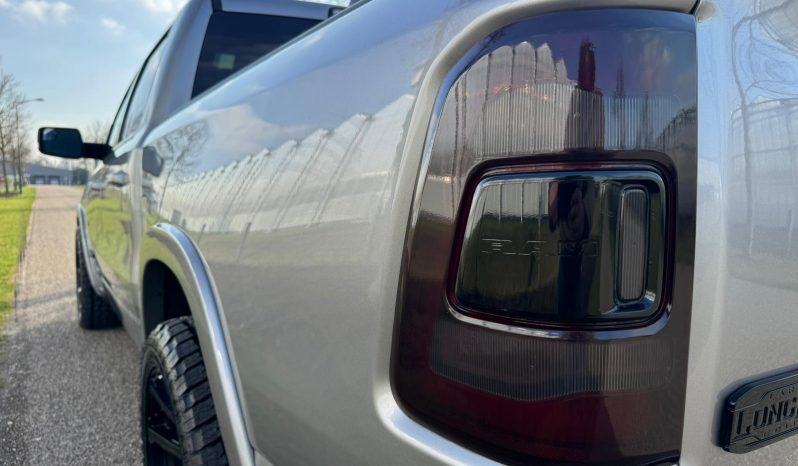 DODGE RAM 1500 5.7L HEMI 4X4 401PK V8 * LONGHORN EDITION * FULL OPTION * BLACK-OPPS * 360 CAMERA * ADAPTIEVE CRUISE CONTROLE * LANE ASSIST * PRACHTIG * 22 INCH XD SPORTVELGEN BREEDSET * ZWARTE HEMEL * SUPER DIKKE KLEUR COMBINATIE * vol