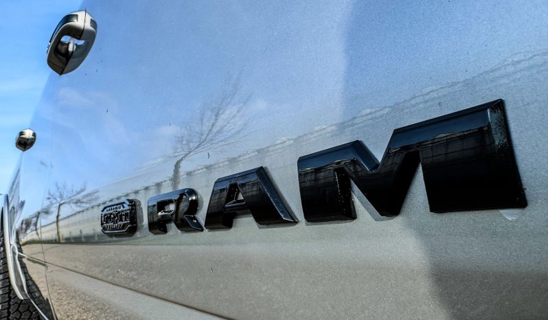 DODGE RAM 1500 5.7L HEMI 4X4 401PK V8 * LONGHORN EDITION * FULL OPTION * BLACK-OPPS * 360 CAMERA * ADAPTIEVE CRUISE CONTROLE * LANE ASSIST * PRACHTIG * 22 INCH XD SPORTVELGEN BREEDSET * ZWARTE HEMEL * SUPER DIKKE KLEUR COMBINATIE * vol