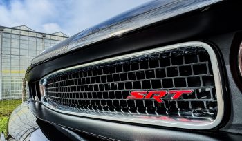 DODGE CHALLENGER 6.1L V8 SRT-8 450PK * COUPE * COLLECTORS ITEM * LIEFHEBBER * SLECHTS 56.000 KM N.A.P * NIEUWSTAAT * RVS UITLAATSYSTEEM * 22 INCH BREEDSET * BREMBO KLAUWEN * GEVENTILEERDE REMSCHIJVEN * CARBON STRIPING * SCHUIFKANTELDAK * AFSTAND START * FULL OPTION * JONGENSDROOM * vol