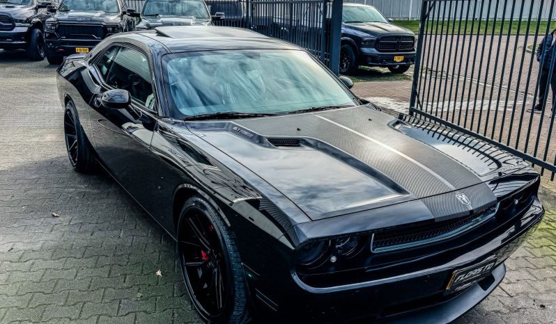 DODGE CHALLENGER 6.1L V8 SRT-8 450PK * COUPE * COLLECTORS ITEM * LIEFHEBBER * SLECHTS 56.000 KM N.A.P * NIEUWSTAAT * RVS UITLAATSYSTEEM * 22 INCH BREEDSET * BREMBO KLAUWEN * GEVENTILEERDE REMSCHIJVEN * CARBON STRIPING * SCHUIFKANTELDAK * AFSTAND START * FULL OPTION * JONGENSDROOM * vol