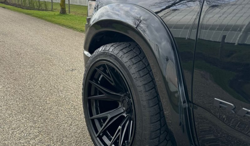 DODGE RAM 1500 5.7L HEMI 4X4 401PK * LIMITED EDITION * UNIEK * BOM VOL* WIDE BODY * RAMBOXEN * DIAMONDBACK-COVER * 22 INCH BREEDSET LICHTMETALEN SPORTVELGEN * GLASCOATING * OPEN UITLAATSYSTEEM * CUSTOM STRIPING * BLACK-OPPS UITVOERING * PPF SMOKE VERLICHTING * AFSTAND START * LUCHTVERING * vol