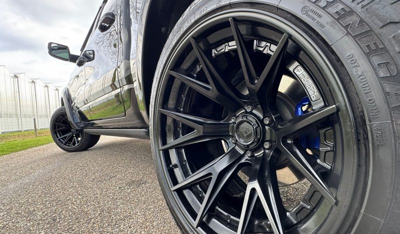 DODGE RAM 1500 5.7L HEMI 4X4 401PK * LIMITED EDITION * UNIEK * BOM VOL* WIDE BODY * RAMBOXEN * DIAMONDBACK-COVER * 22 INCH BREEDSET LICHTMETALEN SPORTVELGEN * GLASCOATING * OPEN UITLAATSYSTEEM * CUSTOM STRIPING * BLACK-OPPS UITVOERING * PPF SMOKE VERLICHTING * AFSTAND START * LUCHTVERING * vol