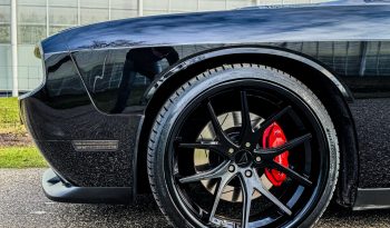 DODGE CHALLENGER 6.1L V8 SRT-8 450PK * COUPE * COLLECTORS ITEM * LIEFHEBBER * SLECHTS 56.000 KM N.A.P * NIEUWSTAAT * RVS UITLAATSYSTEEM * 22 INCH BREEDSET * BREMBO KLAUWEN * GEVENTILEERDE REMSCHIJVEN * CARBON STRIPING * SCHUIFKANTELDAK * AFSTAND START * FULL OPTION * JONGENSDROOM * vol