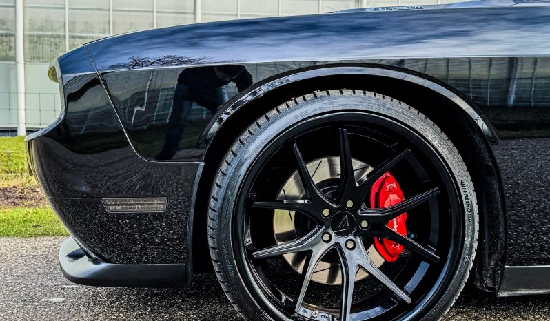 DODGE CHALLENGER 6.1L V8 SRT-8 450PK * COUPE * COLLECTORS ITEM * LIEFHEBBER * SLECHTS 56.000 KM N.A.P * NIEUWSTAAT * RVS UITLAATSYSTEEM * 22 INCH BREEDSET * BREMBO KLAUWEN * GEVENTILEERDE REMSCHIJVEN * CARBON STRIPING * SCHUIFKANTELDAK * AFSTAND START * FULL OPTION * JONGENSDROOM * vol