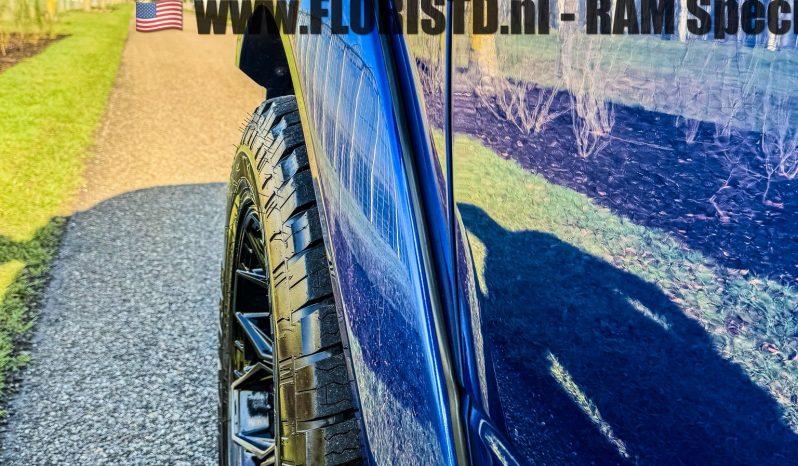 DODGE RAM 1500 5.7L HEMI V8 4X4 SPORT * 425 PK * WIDE BODY * 20 INCH 4 – PLAY BREEDSET * CUSTOM STRIPING * LEDBAR * TOPLIGHTS * AFSTAND START * LUCHTVERING * LPG PRINS ONDERBOUW * BOM VOL * UNIEKE KLEUR * CUSTOM KOPLAMPEN & ACHTERLICHTEN * EXTREEM LAGE BIJTELLING * vol
