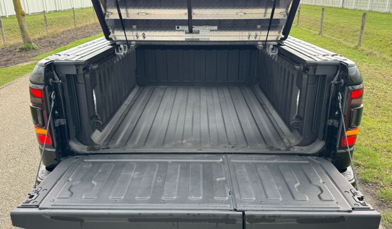 DODGE RAM 1500 5.7L HEMI 4X4 401PK * LIMITED EDITION * UNIEK * BOM VOL* WIDE BODY * RAMBOXEN * DIAMONDBACK-COVER * 22 INCH BREEDSET LICHTMETALEN SPORTVELGEN * GLASCOATING * OPEN UITLAATSYSTEEM * CUSTOM STRIPING * BLACK-OPPS UITVOERING * PPF SMOKE VERLICHTING * AFSTAND START * LUCHTVERING * vol