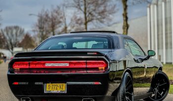 DODGE CHALLENGER 6.1L V8 SRT-8 450PK * COUPE * COLLECTORS ITEM * LIEFHEBBER * SLECHTS 56.000 KM N.A.P * NIEUWSTAAT * RVS UITLAATSYSTEEM * 22 INCH BREEDSET * BREMBO KLAUWEN * GEVENTILEERDE REMSCHIJVEN * CARBON STRIPING * SCHUIFKANTELDAK * AFSTAND START * FULL OPTION * JONGENSDROOM * vol