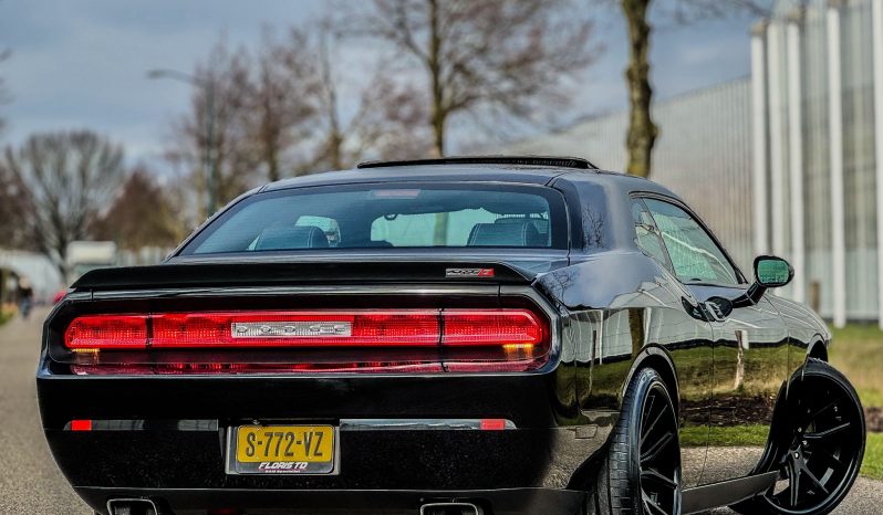 DODGE CHALLENGER 6.1L V8 SRT-8 450PK * COUPE * COLLECTORS ITEM * LIEFHEBBER * SLECHTS 56.000 KM N.A.P * NIEUWSTAAT * RVS UITLAATSYSTEEM * 22 INCH BREEDSET * BREMBO KLAUWEN * GEVENTILEERDE REMSCHIJVEN * CARBON STRIPING * SCHUIFKANTELDAK * AFSTAND START * FULL OPTION * JONGENSDROOM * vol