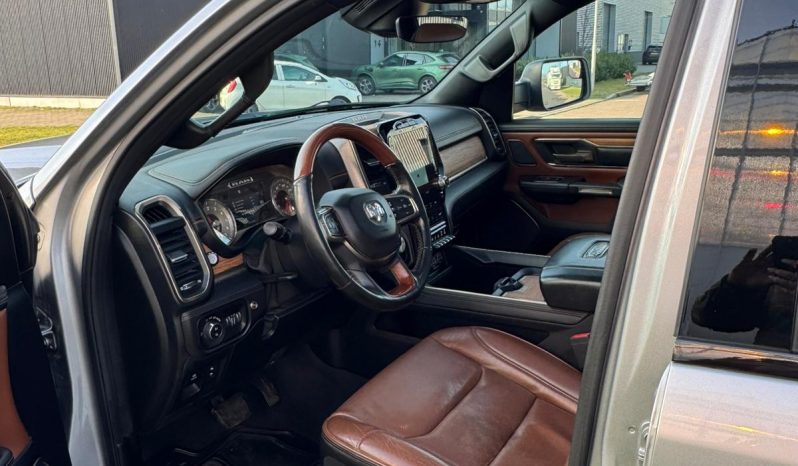 DODGE RAM 1500 5.7L HEMI 4X4 401PK V8 * LONGHORN EDITION * FULL OPTION * BLACK-OPPS * 360 CAMERA * ADAPTIEVE CRUISE CONTROLE * LANE ASSIST * PRACHTIG * 22 INCH XD SPORTVELGEN BREEDSET * ZWARTE HEMEL * SUPER DIKKE KLEUR COMBINATIE * vol