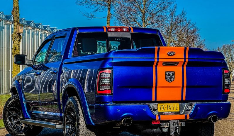 DODGE RAM 1500 5.7L HEMI V8 4X4 SPORT * 425 PK * WIDE BODY * 20 INCH 4 – PLAY BREEDSET * CUSTOM STRIPING * LEDBAR * TOPLIGHTS * AFSTAND START * LUCHTVERING * LPG PRINS ONDERBOUW * BOM VOL * UNIEKE KLEUR * CUSTOM KOPLAMPEN & ACHTERLICHTEN * EXTREEM LAGE BIJTELLING * vol