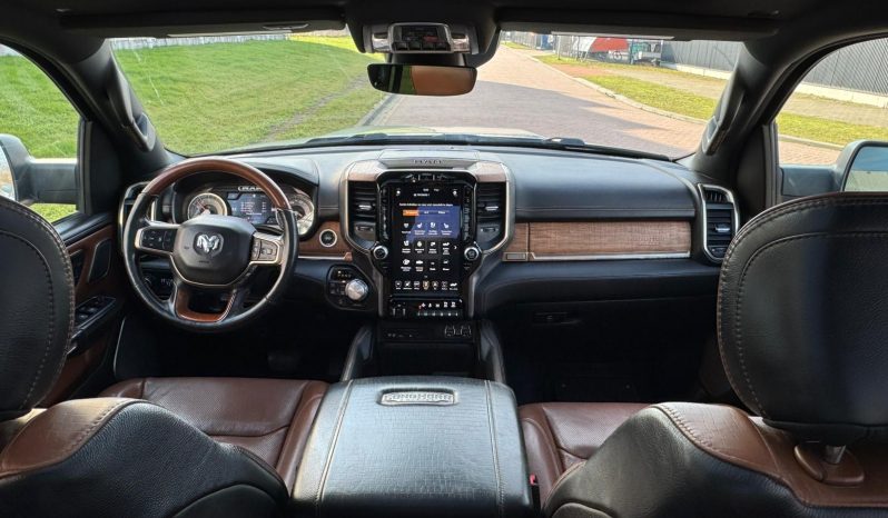 DODGE RAM 1500 5.7L HEMI 4X4 401PK V8 * LONGHORN EDITION * FULL OPTION * BLACK-OPPS * 360 CAMERA * ADAPTIEVE CRUISE CONTROLE * LANE ASSIST * PRACHTIG * 22 INCH XD SPORTVELGEN BREEDSET * ZWARTE HEMEL * SUPER DIKKE KLEUR COMBINATIE * vol