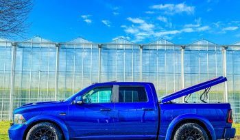 DODGE RAM 1500 5.7L HEMI V8 4X4 SPORT * 425 PK * WIDE BODY * 20 INCH 4 – PLAY BREEDSET * CUSTOM STRIPING * LEDBAR * TOPLIGHTS * AFSTAND START * LUCHTVERING * LPG PRINS ONDERBOUW * BOM VOL * UNIEKE KLEUR * CUSTOM KOPLAMPEN & ACHTERLICHTEN * EXTREEM LAGE BIJTELLING * vol