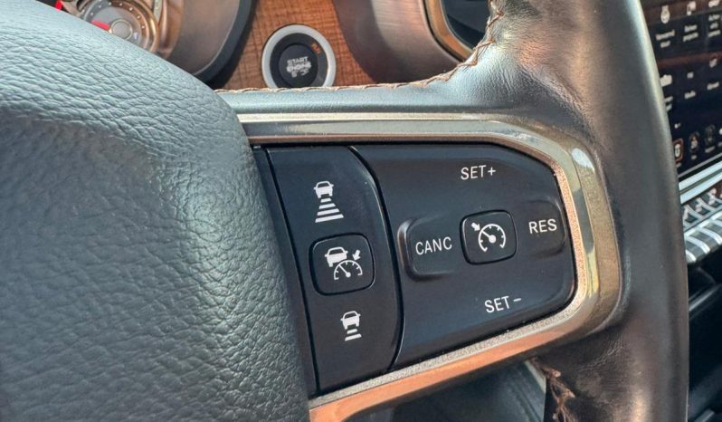 DODGE RAM 1500 5.7L HEMI 4X4 401PK V8 * LONGHORN EDITION * FULL OPTION * BLACK-OPPS * 360 CAMERA * ADAPTIEVE CRUISE CONTROLE * LANE ASSIST * PRACHTIG * 22 INCH XD SPORTVELGEN BREEDSET * ZWARTE HEMEL * SUPER DIKKE KLEUR COMBINATIE * vol