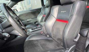 DODGE CHALLENGER 6.1L V8 SRT-8 450PK * COUPE * COLLECTORS ITEM * LIEFHEBBER * SLECHTS 56.000 KM N.A.P * NIEUWSTAAT * RVS UITLAATSYSTEEM * 22 INCH BREEDSET * BREMBO KLAUWEN * GEVENTILEERDE REMSCHIJVEN * CARBON STRIPING * SCHUIFKANTELDAK * AFSTAND START * FULL OPTION * JONGENSDROOM * vol