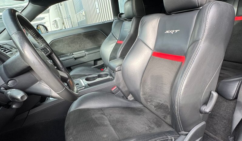 DODGE CHALLENGER 6.1L V8 SRT-8 450PK * COUPE * COLLECTORS ITEM * LIEFHEBBER * SLECHTS 56.000 KM N.A.P * NIEUWSTAAT * RVS UITLAATSYSTEEM * 22 INCH BREEDSET * BREMBO KLAUWEN * GEVENTILEERDE REMSCHIJVEN * CARBON STRIPING * SCHUIFKANTELDAK * AFSTAND START * FULL OPTION * JONGENSDROOM * vol