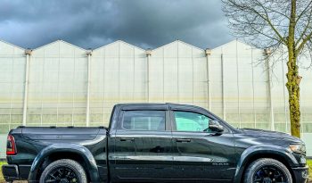 DODGE RAM 1500 5.7L HEMI 4X4 401PK * LIMITED EDITION * UNIEK * BOM VOL* WIDE BODY * RAMBOXEN * DIAMONDBACK-COVER * 22 INCH BREEDSET LICHTMETALEN SPORTVELGEN * GLASCOATING * OPEN UITLAATSYSTEEM * CUSTOM STRIPING * BLACK-OPPS UITVOERING * PPF SMOKE VERLICHTING * AFSTAND START * LUCHTVERING * vol