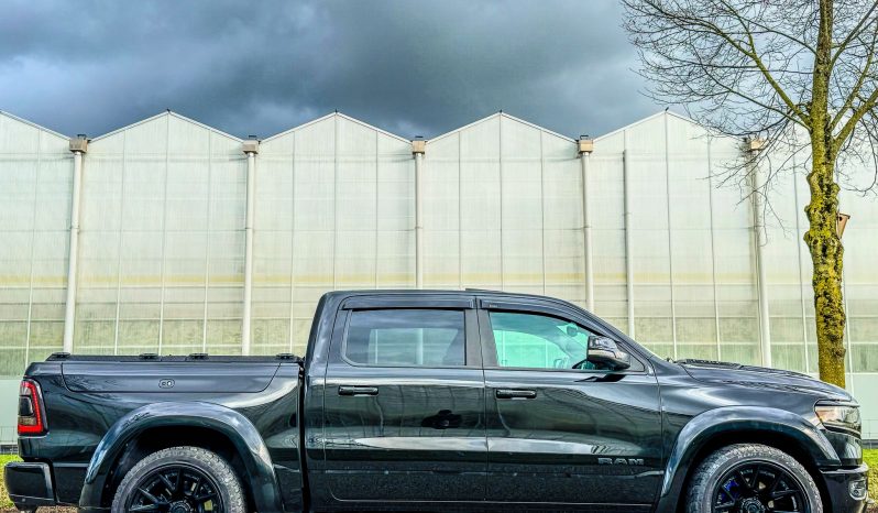 DODGE RAM 1500 5.7L HEMI 4X4 401PK * LIMITED EDITION * UNIEK * BOM VOL* WIDE BODY * RAMBOXEN * DIAMONDBACK-COVER * 22 INCH BREEDSET LICHTMETALEN SPORTVELGEN * GLASCOATING * OPEN UITLAATSYSTEEM * CUSTOM STRIPING * BLACK-OPPS UITVOERING * PPF SMOKE VERLICHTING * AFSTAND START * LUCHTVERING * vol