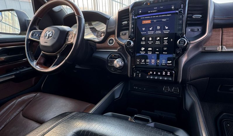 DODGE RAM 1500 5.7L HEMI 4X4 401PK V8 * LONGHORN EDITION * FULL OPTION * BLACK-OPPS * 360 CAMERA * ADAPTIEVE CRUISE CONTROLE * LANE ASSIST * PRACHTIG * 22 INCH XD SPORTVELGEN BREEDSET * ZWARTE HEMEL * SUPER DIKKE KLEUR COMBINATIE * vol
