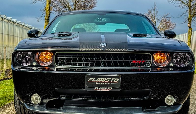 DODGE CHALLENGER 6.1L V8 SRT-8 450PK * COUPE * COLLECTORS ITEM * LIEFHEBBER * SLECHTS 56.000 KM N.A.P * NIEUWSTAAT * RVS UITLAATSYSTEEM * 22 INCH BREEDSET * BREMBO KLAUWEN * GEVENTILEERDE REMSCHIJVEN * CARBON STRIPING * SCHUIFKANTELDAK * AFSTAND START * FULL OPTION * JONGENSDROOM * vol