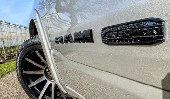 DODGE RAM 1500 5.7L HEMI 4X4 401PK V8 * LONGHORN EDITION * FULL OPTION * BLACK-OPPS * 360 CAMERA * ADAPTIEVE CRUISE CONTROLE * LANE ASSIST * PRACHTIG * 22 INCH XD SPORTVELGEN BREEDSET * ZWARTE HEMEL * SUPER DIKKE KLEUR COMBINATIE * vol