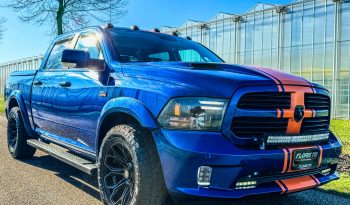 DODGE RAM 1500 5.7L HEMI V8 4X4 SPORT * 425 PK * WIDE BODY * 20 INCH 4 – PLAY BREEDSET * CUSTOM STRIPING * LEDBAR * TOPLIGHTS * AFSTAND START * LUCHTVERING * LPG PRINS ONDERBOUW * BOM VOL * UNIEKE KLEUR * CUSTOM KOPLAMPEN & ACHTERLICHTEN * EXTREEM LAGE BIJTELLING * vol