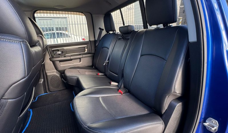 DODGE RAM 1500 5.7L HEMI V8 4X4 SPORT * 425 PK * WIDE BODY * 20 INCH 4 – PLAY BREEDSET * CUSTOM STRIPING * LEDBAR * TOPLIGHTS * AFSTAND START * LUCHTVERING * LPG PRINS ONDERBOUW * BOM VOL * UNIEKE KLEUR * CUSTOM KOPLAMPEN & ACHTERLICHTEN * EXTREEM LAGE BIJTELLING * vol