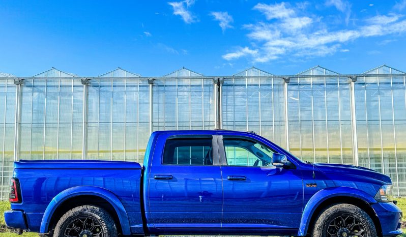 DODGE RAM 1500 5.7L HEMI V8 4X4 SPORT * 425 PK * WIDE BODY * 20 INCH 4 – PLAY BREEDSET * CUSTOM STRIPING * LEDBAR * TOPLIGHTS * AFSTAND START * LUCHTVERING * LPG PRINS ONDERBOUW * BOM VOL * UNIEKE KLEUR * CUSTOM KOPLAMPEN & ACHTERLICHTEN * EXTREEM LAGE BIJTELLING * vol