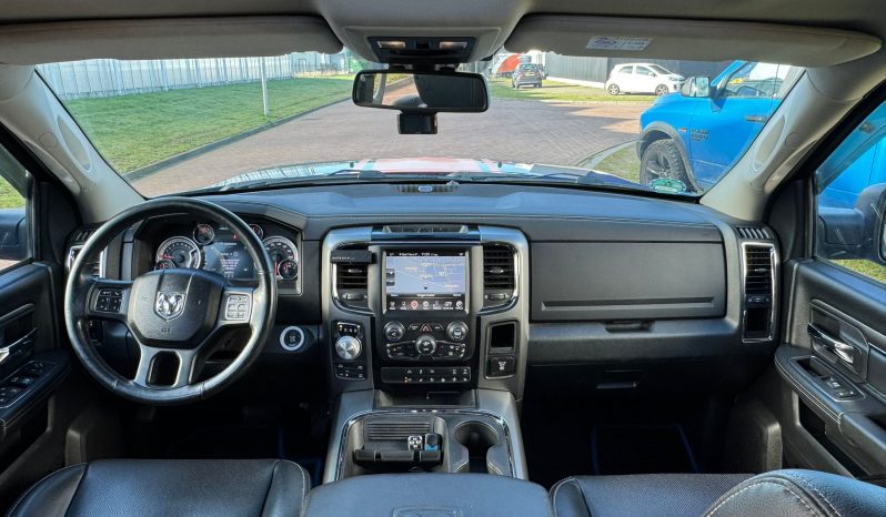 DODGE RAM 1500 5.7L HEMI V8 4X4 SPORT * 425 PK * WIDE BODY * 20 INCH 4 – PLAY BREEDSET * CUSTOM STRIPING * LEDBAR * TOPLIGHTS * AFSTAND START * LUCHTVERING * LPG PRINS ONDERBOUW * BOM VOL * UNIEKE KLEUR * CUSTOM KOPLAMPEN & ACHTERLICHTEN * EXTREEM LAGE BIJTELLING * vol