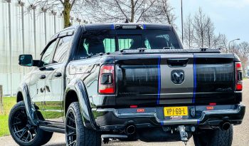DODGE RAM 1500 5.7L HEMI 4X4 401PK * LIMITED EDITION * UNIEK * BOM VOL* WIDE BODY * RAMBOXEN * DIAMONDBACK-COVER * 22 INCH BREEDSET LICHTMETALEN SPORTVELGEN * GLASCOATING * OPEN UITLAATSYSTEEM * CUSTOM STRIPING * BLACK-OPPS UITVOERING * PPF SMOKE VERLICHTING * AFSTAND START * LUCHTVERING * vol