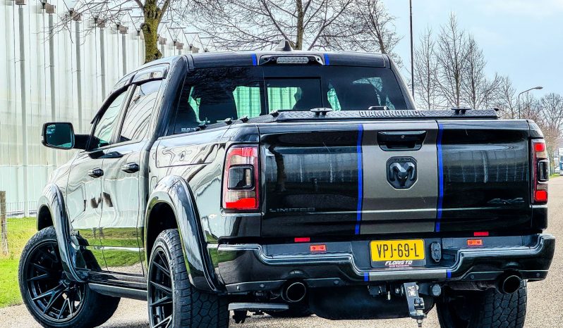 DODGE RAM 1500 5.7L HEMI 4X4 401PK * LIMITED EDITION * UNIEK * BOM VOL* WIDE BODY * RAMBOXEN * DIAMONDBACK-COVER * 22 INCH BREEDSET LICHTMETALEN SPORTVELGEN * GLASCOATING * OPEN UITLAATSYSTEEM * CUSTOM STRIPING * BLACK-OPPS UITVOERING * PPF SMOKE VERLICHTING * AFSTAND START * LUCHTVERING * vol
