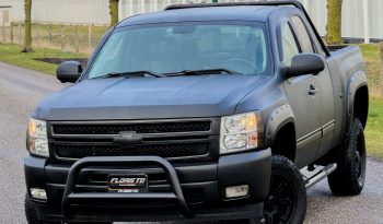 CHEVROLET SILVERADO 5.3L V8 4X4 320PK*DUBBEL CABINE*VERHOOGD*BULL-BAR*1E EIGENAAR*MATT ZWART GEWRAPT*ROLBEUGEL*ACHTERUIT RIJ CAMERA*LICHTMETALEN SPORTVELGEN* vol