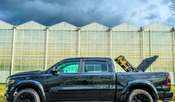 DODGE RAM 1500 5.7L HEMI 4X4 401PK * LIMITED EDITION * UNIEK * BOM VOL* WIDE BODY * RAMBOXEN * DIAMONDBACK-COVER * 22 INCH BREEDSET LICHTMETALEN SPORTVELGEN * GLASCOATING * OPEN UITLAATSYSTEEM * CUSTOM STRIPING * BLACK-OPPS UITVOERING * PPF SMOKE VERLICHTING * AFSTAND START * LUCHTVERING * vol