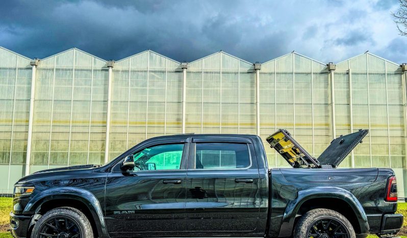 DODGE RAM 1500 5.7L HEMI 4X4 401PK * LIMITED EDITION * UNIEK * BOM VOL* WIDE BODY * RAMBOXEN * DIAMONDBACK-COVER * 22 INCH BREEDSET LICHTMETALEN SPORTVELGEN * GLASCOATING * OPEN UITLAATSYSTEEM * CUSTOM STRIPING * BLACK-OPPS UITVOERING * PPF SMOKE VERLICHTING * AFSTAND START * LUCHTVERING * vol