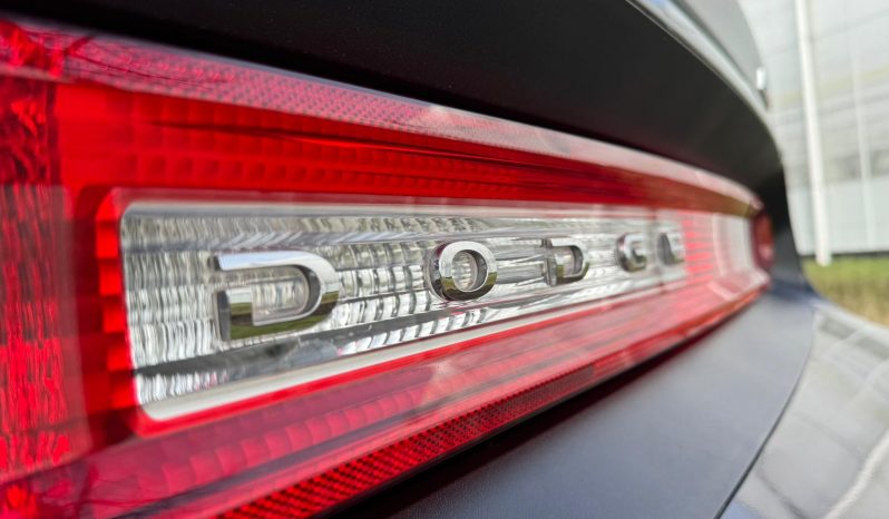 DODGE CHALLENGER 6.1L V8 SRT-8 450PK * COUPE * COLLECTORS ITEM * LIEFHEBBER * SLECHTS 56.000 KM N.A.P * NIEUWSTAAT * RVS UITLAATSYSTEEM * 22 INCH BREEDSET * BREMBO KLAUWEN * GEVENTILEERDE REMSCHIJVEN * CARBON STRIPING * SCHUIFKANTELDAK * AFSTAND START * FULL OPTION * JONGENSDROOM * vol