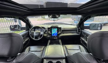 DODGE RAM 1500 5.7L HEMI 4X4 401PK * LIMITED EDITION * UNIEK * BOM VOL* WIDE BODY * RAMBOXEN * DIAMONDBACK-COVER * 22 INCH BREEDSET LICHTMETALEN SPORTVELGEN * GLASCOATING * OPEN UITLAATSYSTEEM * CUSTOM STRIPING * BLACK-OPPS UITVOERING * PPF SMOKE VERLICHTING * AFSTAND START * LUCHTVERING * vol