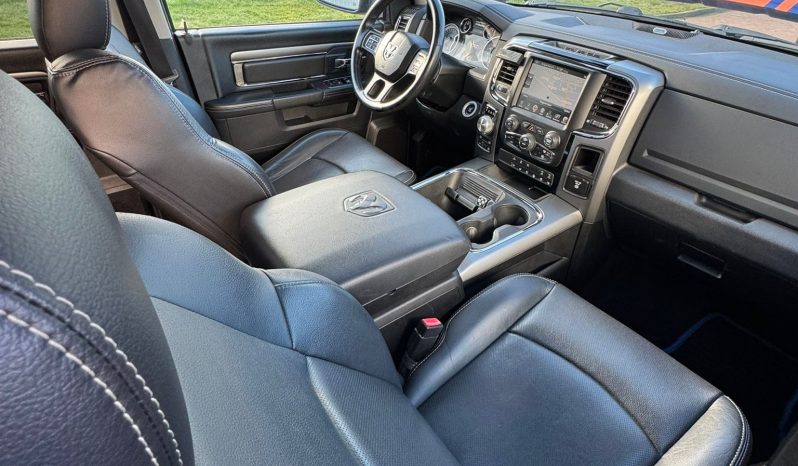 DODGE RAM 1500 5.7L HEMI V8 4X4 SPORT * 425 PK * WIDE BODY * 20 INCH 4 – PLAY BREEDSET * CUSTOM STRIPING * LEDBAR * TOPLIGHTS * AFSTAND START * LUCHTVERING * LPG PRINS ONDERBOUW * BOM VOL * UNIEKE KLEUR * CUSTOM KOPLAMPEN & ACHTERLICHTEN * EXTREEM LAGE BIJTELLING * vol
