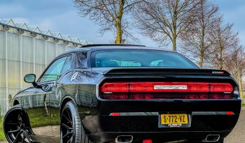 DODGE CHALLENGER 6.1L V8 SRT-8 450PK * COUPE * COLLECTORS ITEM * LIEFHEBBER * SLECHTS 56.000 KM N.A.P * NIEUWSTAAT * RVS UITLAATSYSTEEM * 22 INCH BREEDSET * BREMBO KLAUWEN * GEVENTILEERDE REMSCHIJVEN * CARBON STRIPING * SCHUIFKANTELDAK * AFSTAND START * FULL OPTION * JONGENSDROOM * vol