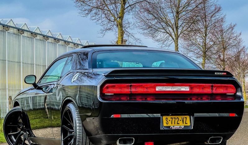 DODGE CHALLENGER 6.1L V8 SRT-8 450PK * COUPE * COLLECTORS ITEM * LIEFHEBBER * SLECHTS 56.000 KM N.A.P * NIEUWSTAAT * RVS UITLAATSYSTEEM * 22 INCH BREEDSET * BREMBO KLAUWEN * GEVENTILEERDE REMSCHIJVEN * CARBON STRIPING * SCHUIFKANTELDAK * AFSTAND START * FULL OPTION * JONGENSDROOM * vol