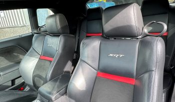 DODGE CHALLENGER 6.1L V8 SRT-8 450PK * COUPE * COLLECTORS ITEM * LIEFHEBBER * SLECHTS 56.000 KM N.A.P * NIEUWSTAAT * RVS UITLAATSYSTEEM * 22 INCH BREEDSET * BREMBO KLAUWEN * GEVENTILEERDE REMSCHIJVEN * CARBON STRIPING * SCHUIFKANTELDAK * AFSTAND START * FULL OPTION * JONGENSDROOM * vol