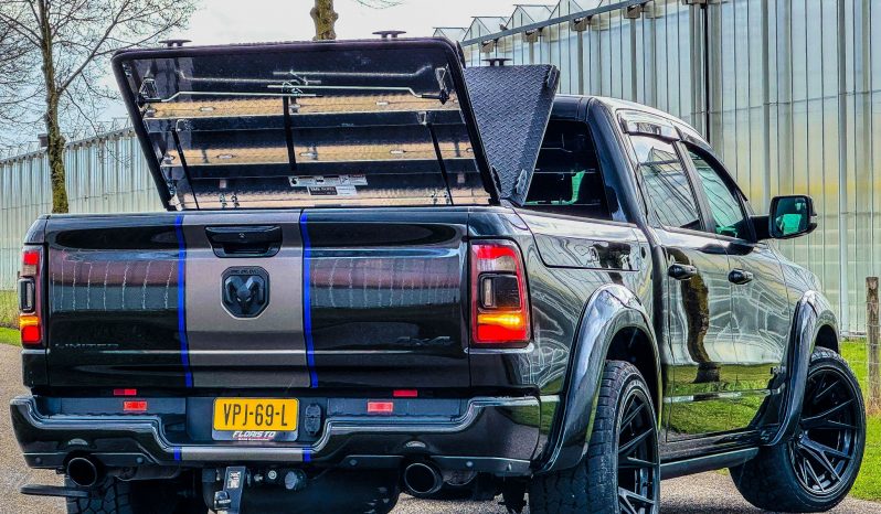 DODGE RAM 1500 5.7L HEMI 4X4 401PK * LIMITED EDITION * UNIEK * BOM VOL* WIDE BODY * RAMBOXEN * DIAMONDBACK-COVER * 22 INCH BREEDSET LICHTMETALEN SPORTVELGEN * GLASCOATING * OPEN UITLAATSYSTEEM * CUSTOM STRIPING * BLACK-OPPS UITVOERING * PPF SMOKE VERLICHTING * AFSTAND START * LUCHTVERING * vol
