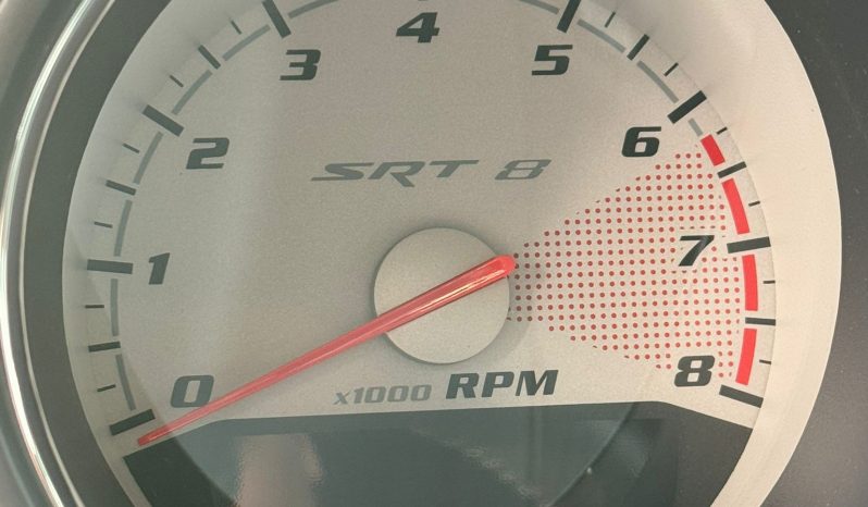 DODGE CHALLENGER 6.1L V8 SRT-8 450PK * COUPE * COLLECTORS ITEM * LIEFHEBBER * SLECHTS 56.000 KM N.A.P * NIEUWSTAAT * RVS UITLAATSYSTEEM * 22 INCH BREEDSET * BREMBO KLAUWEN * GEVENTILEERDE REMSCHIJVEN * CARBON STRIPING * SCHUIFKANTELDAK * AFSTAND START * FULL OPTION * JONGENSDROOM * vol