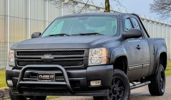 CHEVROLET SILVERADO 5.3L V8 4X4 320PK*DUBBEL CABINE*VERHOOGD*BULL-BAR*1E EIGENAAR*MATT ZWART GEWRAPT*ROLBEUGEL*ACHTERUIT RIJ CAMERA*LICHTMETALEN SPORTVELGEN* vol