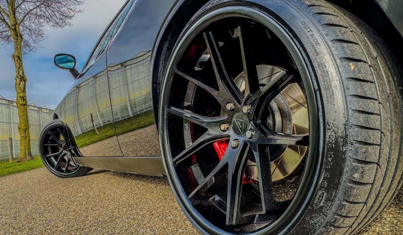 DODGE CHALLENGER 6.1L V8 SRT-8 450PK * COUPE * COLLECTORS ITEM * LIEFHEBBER * SLECHTS 56.000 KM N.A.P * NIEUWSTAAT * RVS UITLAATSYSTEEM * 22 INCH BREEDSET * BREMBO KLAUWEN * GEVENTILEERDE REMSCHIJVEN * CARBON STRIPING * SCHUIFKANTELDAK * AFSTAND START * FULL OPTION * JONGENSDROOM * vol